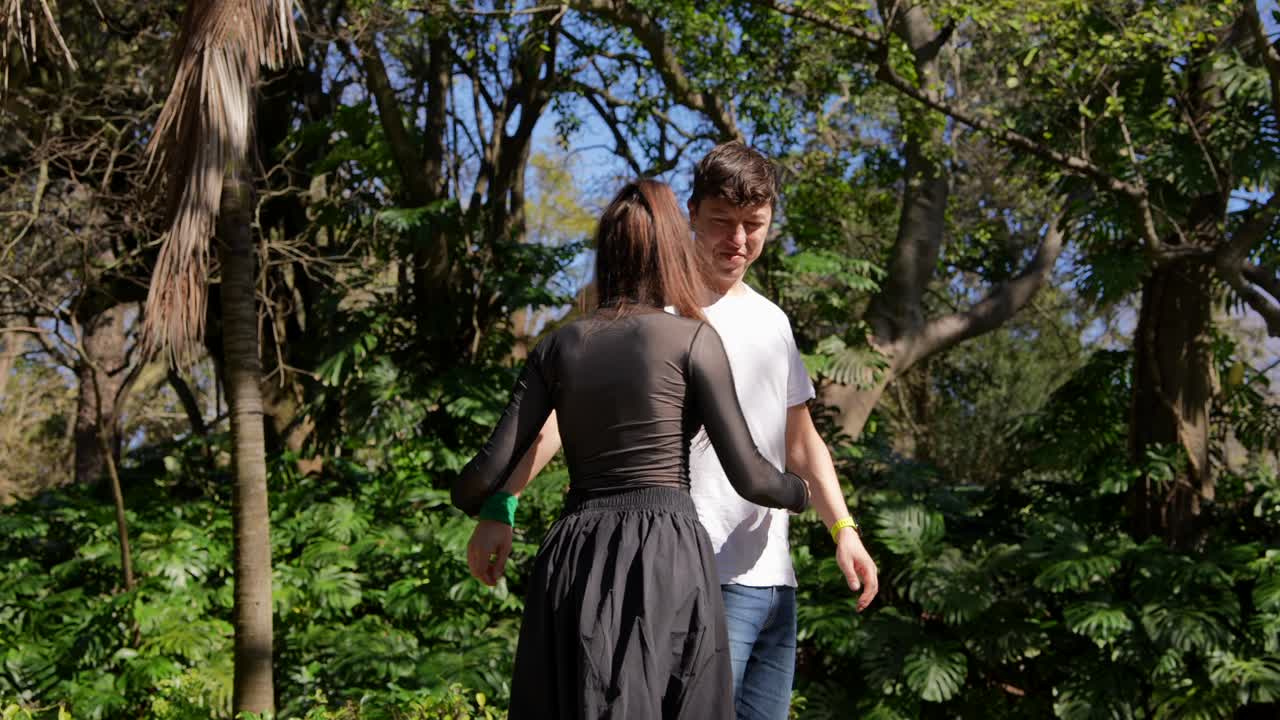 공원에서 춤을 추는 커플