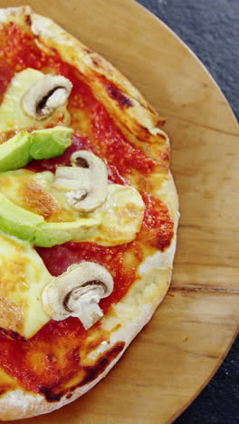 pizza al horno con aderezos de aguacate y hongos