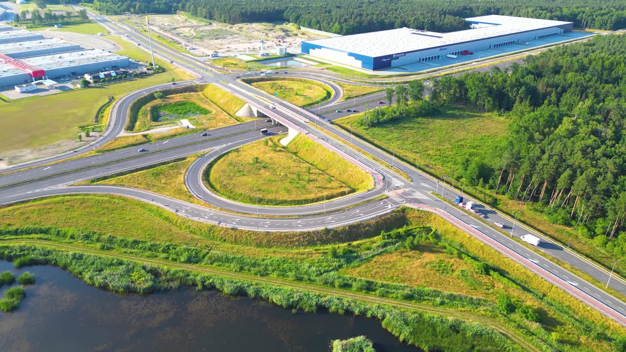 도시 교통 교차로 도로 위에서 자동차 움직임과 함께 항공 사진, 교통 산업