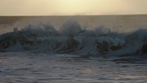 hermosas olas del océano en cámara lenta chocando y rompiendo en la orilla del mar en hawaii