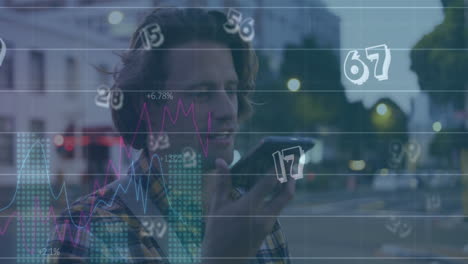 animación del procesamiento de datos sobre un hombre caucásico usando un teléfono inteligente