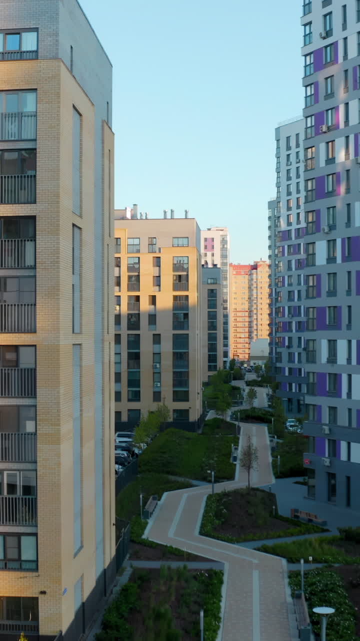 complejo de apartamentos modernos con espacios verdes