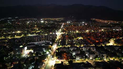 Cordillera-De-Los-Andes-Con-Luces-En-Las-Calles-De-La-Comuna-De-Florida,-País-De-Chile.