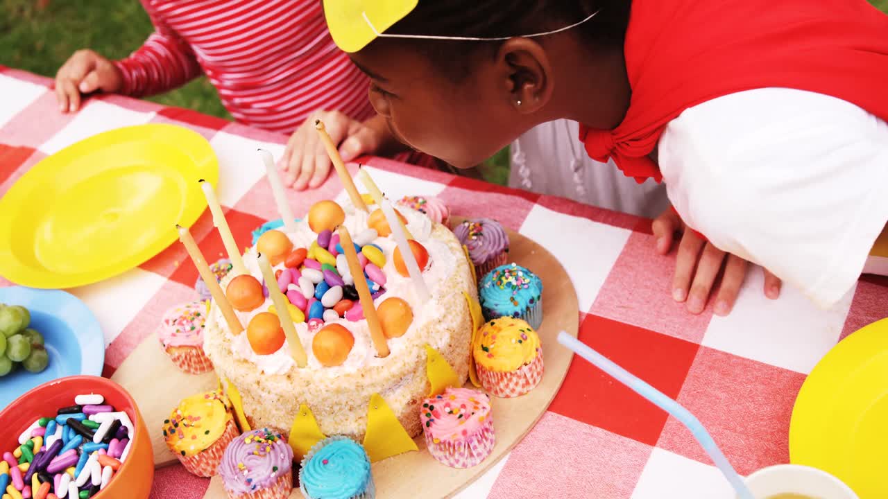 niños en varios disfraces celebrando su cumpleaños