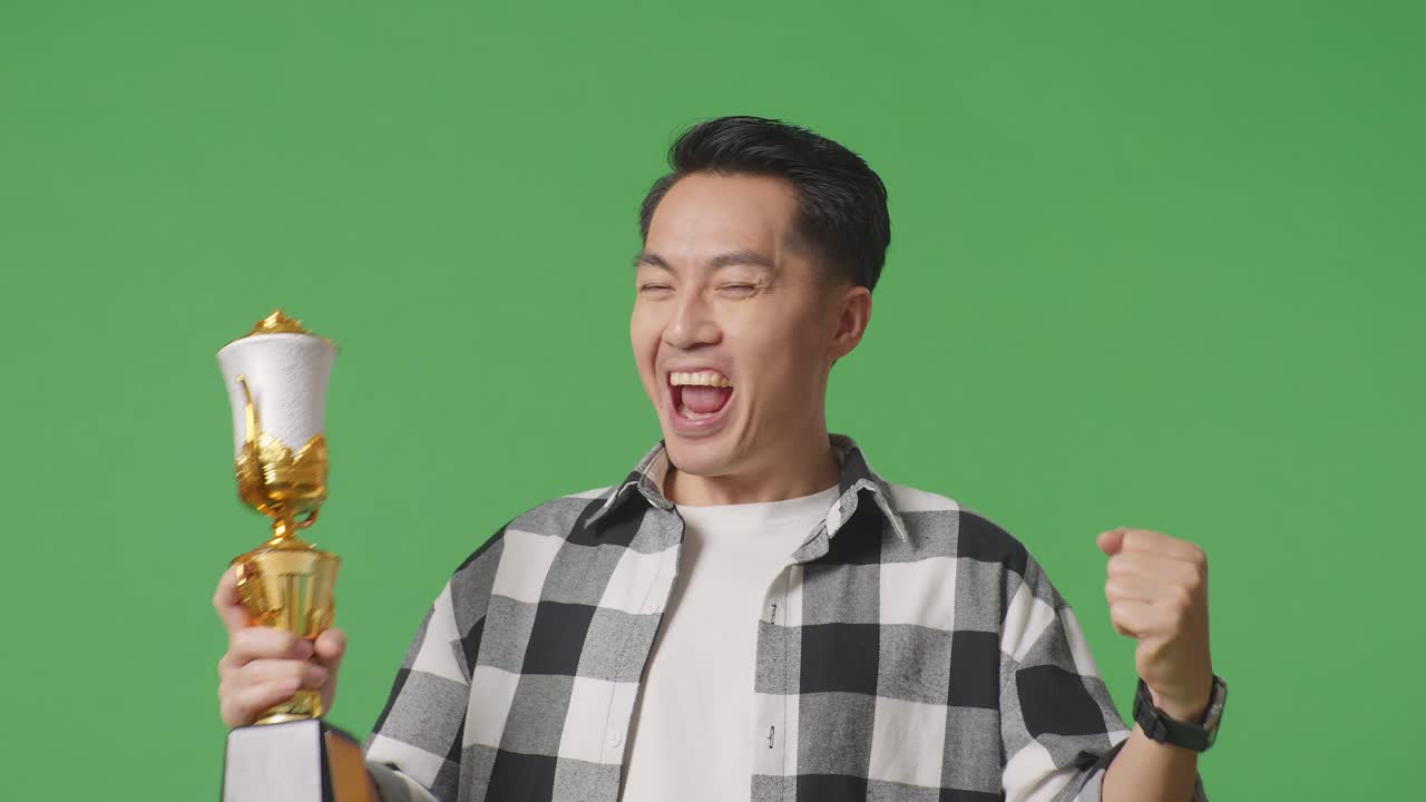 승리를 축하하는 남자