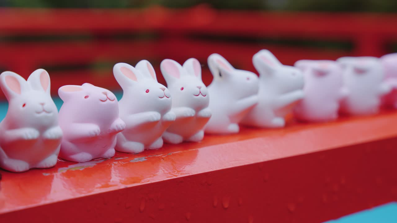 일본 교토 오카자키 진자에서 토끼 축하 동상의 해를 닫습니다