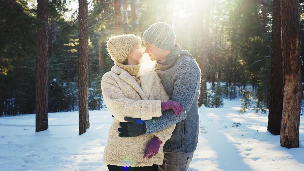 눈 인 숲에서 사랑에 빠진 커플