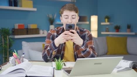 Estudiante-Charlando-Por-Teléfono.