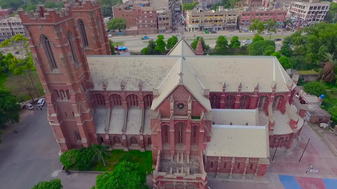 아름다운 오래된 교회 조감도, 교회 꼭대기에 있는 십자가, 붉은 벽돌이 있는 교회, 교통은 교회 반대편으로 가고 있습니다