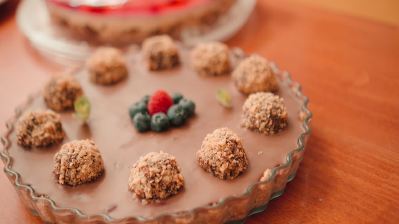 수제 딸기와 초콜릿 케이크와 젤리