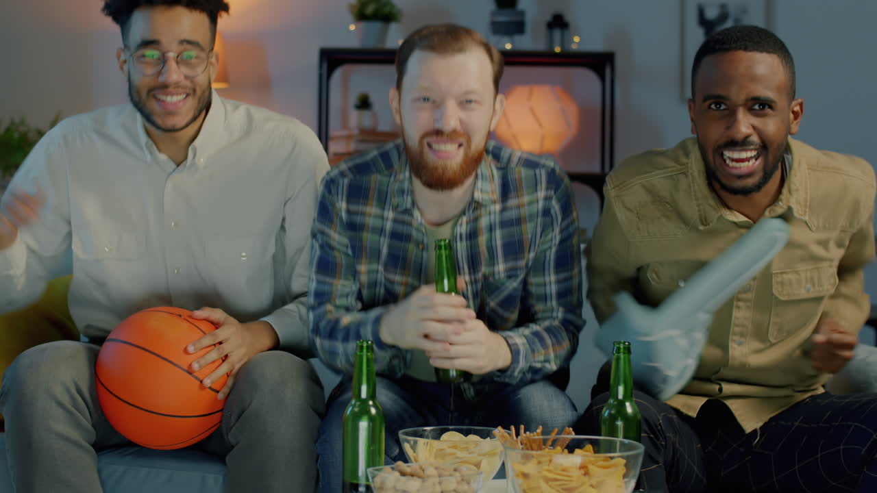 amigos viendo un juego de baloncesto.
