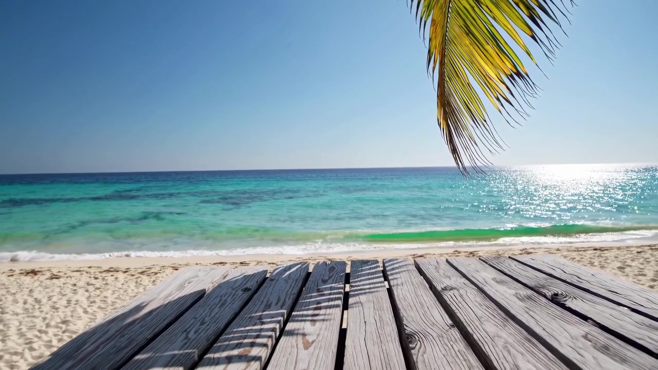 Tavolo di legno su spiaggia tropicale con foglia di palma