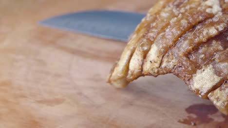 close slider shot crocante chicharrón hecho de panceta de cerdo en una tabla de cortar de madera