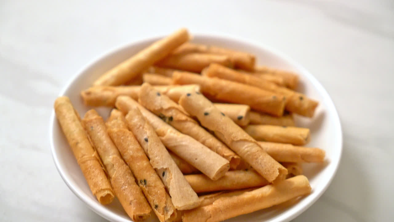 rotolo di cocco croccante - un tipo di wafer arrotolato, un dolce tradizionale in Thailandia