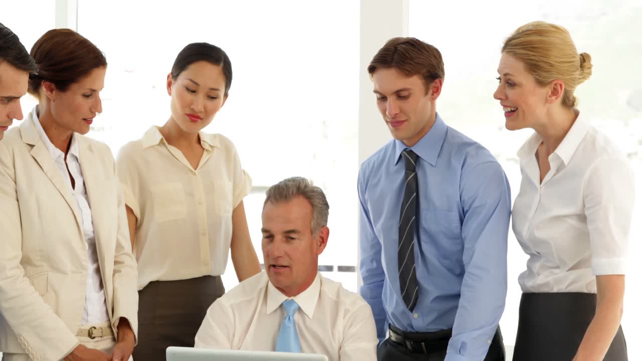 비즈니스 팀이 노트북 앞에서 이야기하고 있습니다.