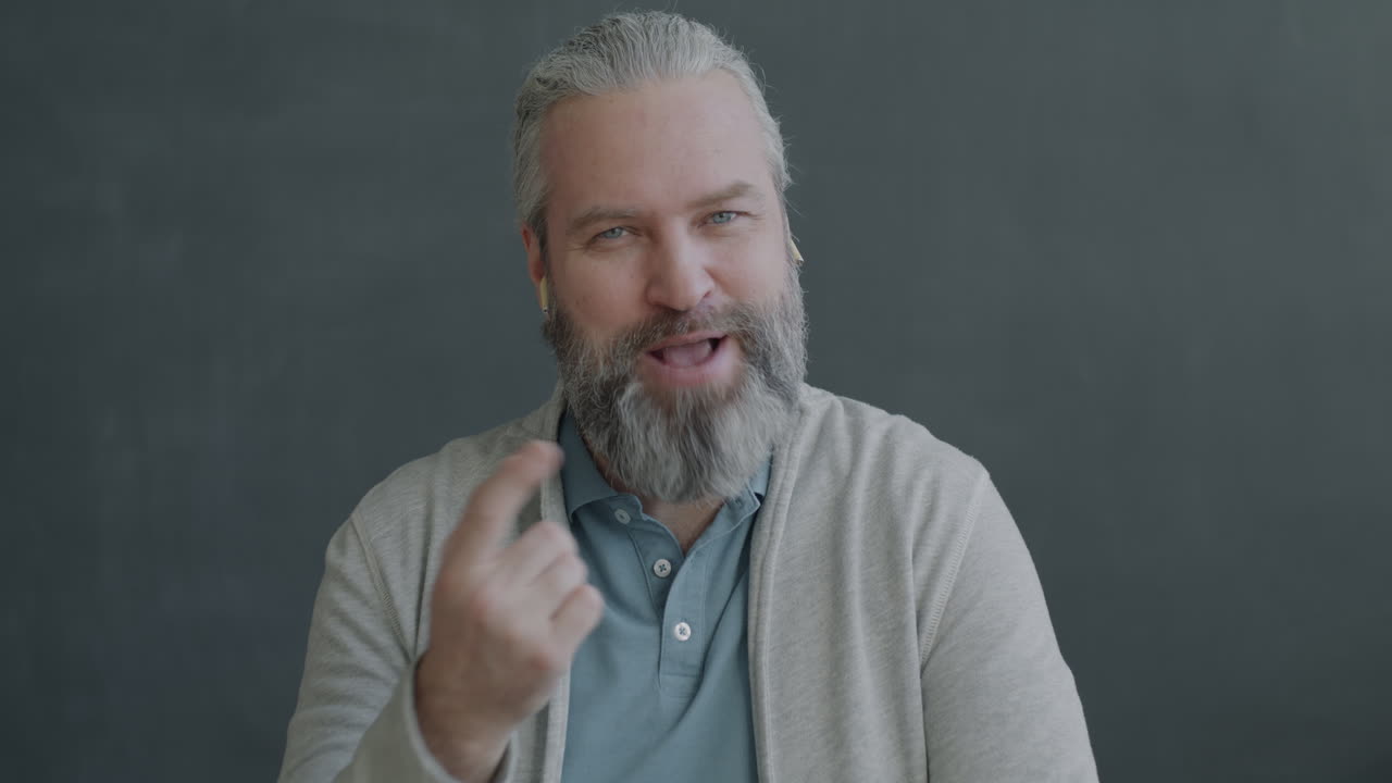 hombre en llamada de video