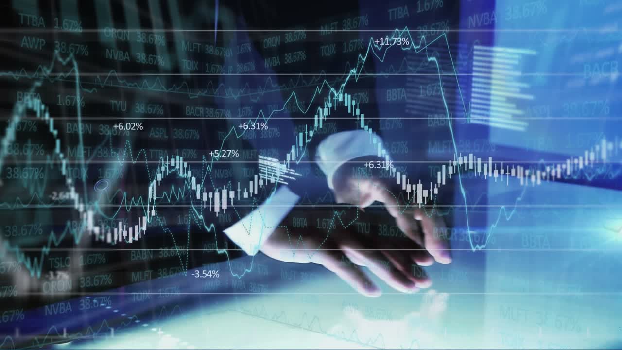 Animazione di elaborazione dati finanziari sulla sezione mediana di un uomo d'affari che tocca uno schermo futuristico.