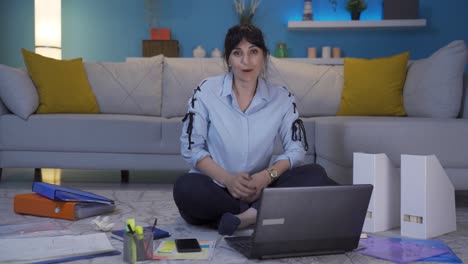 una mujer que trabaja en una oficina en casa dice "wow" a la cámara.