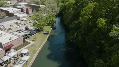 sager creek a través del centro de siloam springs cerca del lugar del festival de dogwood en arkansas