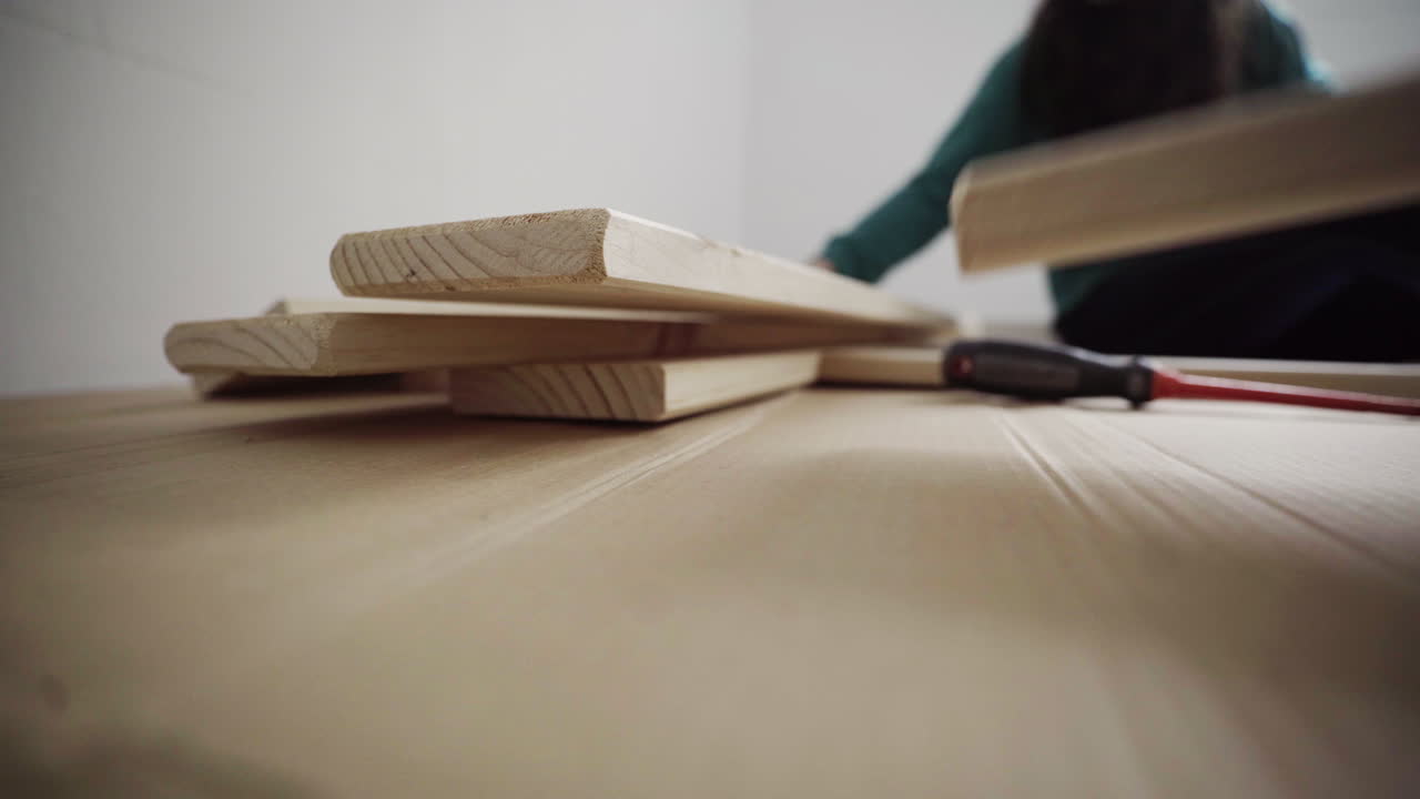 arreglo de tablones de madera para la instalación de accesorios de cama