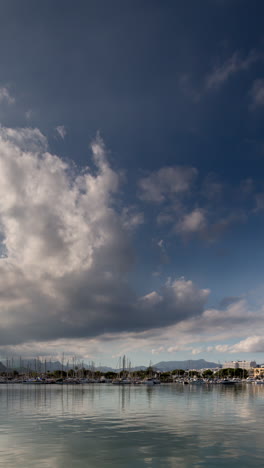 Meer-Und-Himmel-In-Pollenca,-Mallorca,-Spanien-In-Vertikaler