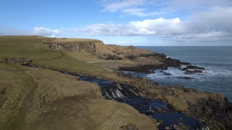 Cascada-Y-Promontorio-En-El-Castillo-De-Dunseverick,-Co-Antrim,-Irlanda-Del-Norte