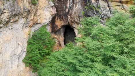 video de dron de 4k de la cueva de la montaña en el pueblo esmeralda cerca de la pequeña suiza, nc en el día de verano-2