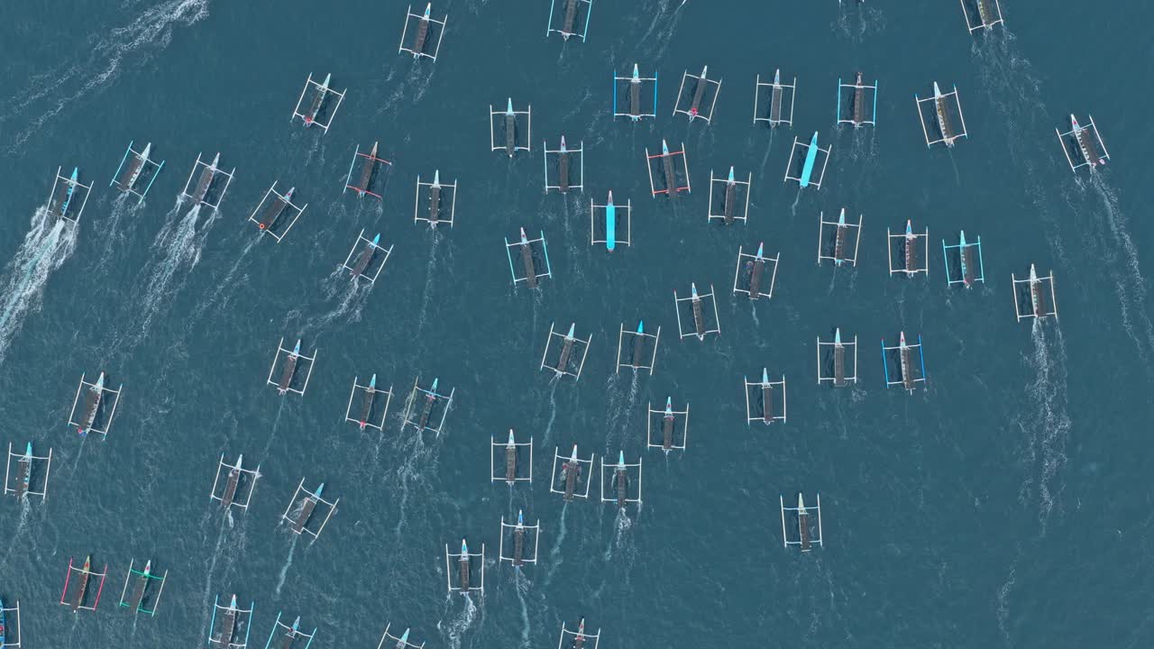 海を航行するバリの伝統的なボートの空撮俯瞰