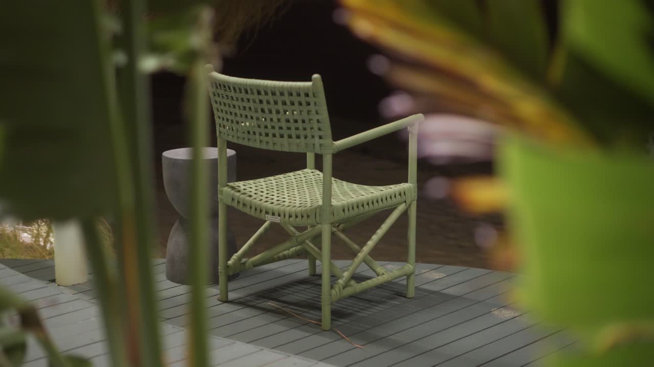 밤에 해변 앞의 야외 레의 전망, 클로즈업, 밀어 넣는, 꺼내는