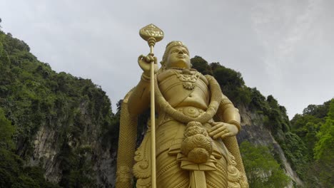 lord murugan vista hacia abajo durante thaipusam en batu caves kuala lumpur malasia