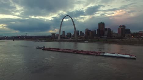 Schöne-Antenne-über-Einem-Mississippi-Flusslastkahn-Mit-Dem-Skyline-Hintergrund-Von-St.-Louis-Missouri-2