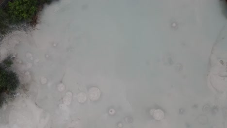 vista desde arriba de la piscina de barro de waiotapu en nueva zelanda - toma aérea de un avión no tripulado