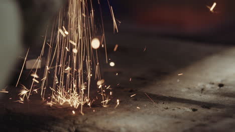 chispas de corte de metal en un antiguo banco de trabajo de madera