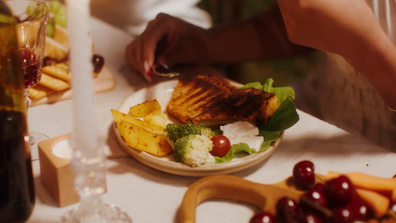 mujer comiendo comida a la parrilla con verduras y queso en una fiesta