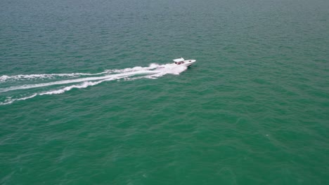 Barcos-Que-Cruzan-Aguas-Abiertas-En-Un-Día-Soleado-De-Verano