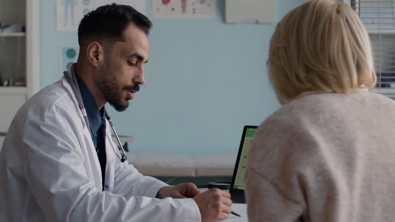 Médico consultando o paciente