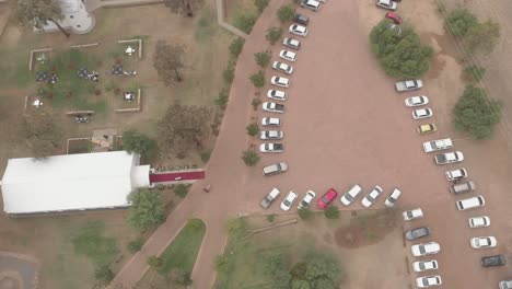 toma aérea de un evento de alfombra roja que muestra la alfombra roja