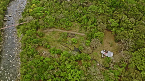 Caldera-Panamá-Antena-V7-Cinemática-Vista-De-Pájaro,-Drone-Giratorio-Sobrevuelo-Aguas-Termales-Naturales-Escondidas-En-La-Naturaleza-Salvaje-A-Lo-Largo-Del-Río-Chiriquí-En-Paja-De-Sombrero---Rodada-Con-Mavic-3-Cine---Abril-De-2022