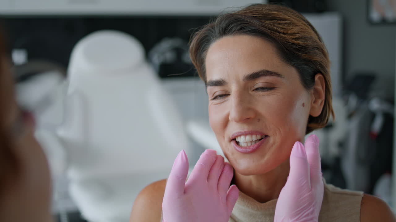 Primo piano di donna che riceve una consulenza dall'estetista in clinica. Esame della pelle del viso.