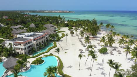 vuelo a baja altura sobre la piscina de uno de los resorts juan cana cap cana