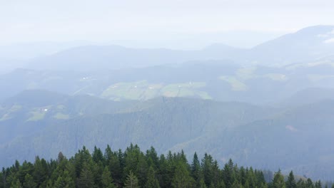 Rolling-hills-on-a-foggy-day