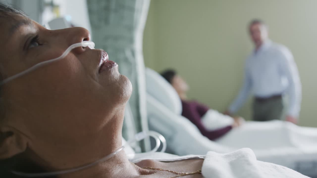 mujer de mediana edad acostada en una cama de hospital 4k