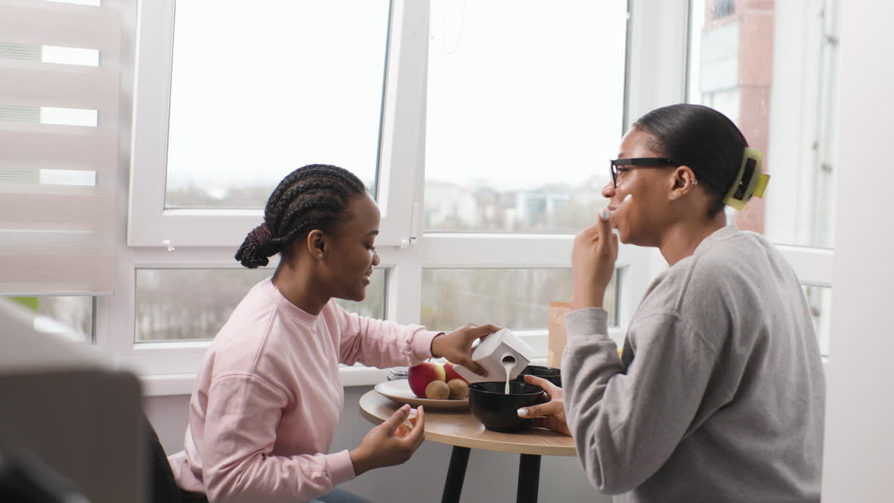 mujeres desayunando