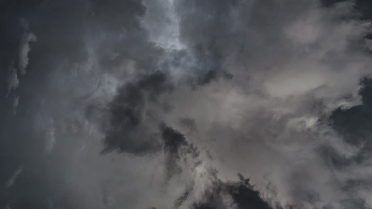 una nube gris oscura con un relámpago en ella
