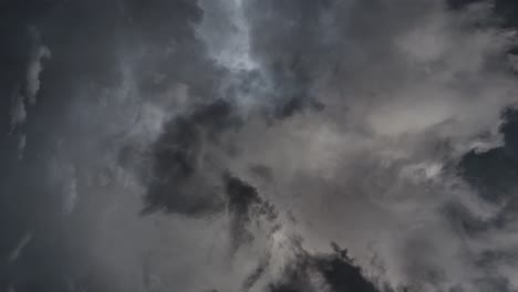 Eine-Dunkelgraue-Wolke-Mit-Einem-Blitz-Darin
