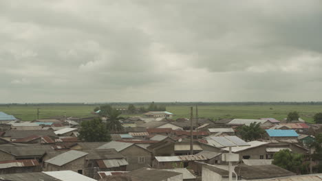 Aldea-En-Benin-Por-Tierras-De-Cultivo-En-Un-Día-Nublado