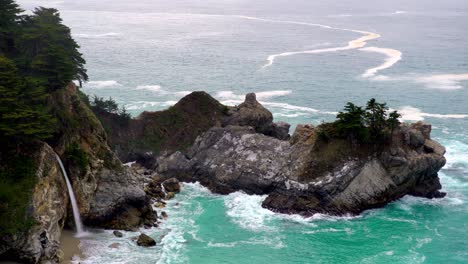 Mcway-Falls,-Der-California-Pacific-Coast-Highway-Im-Zeitigen-Frühjahr