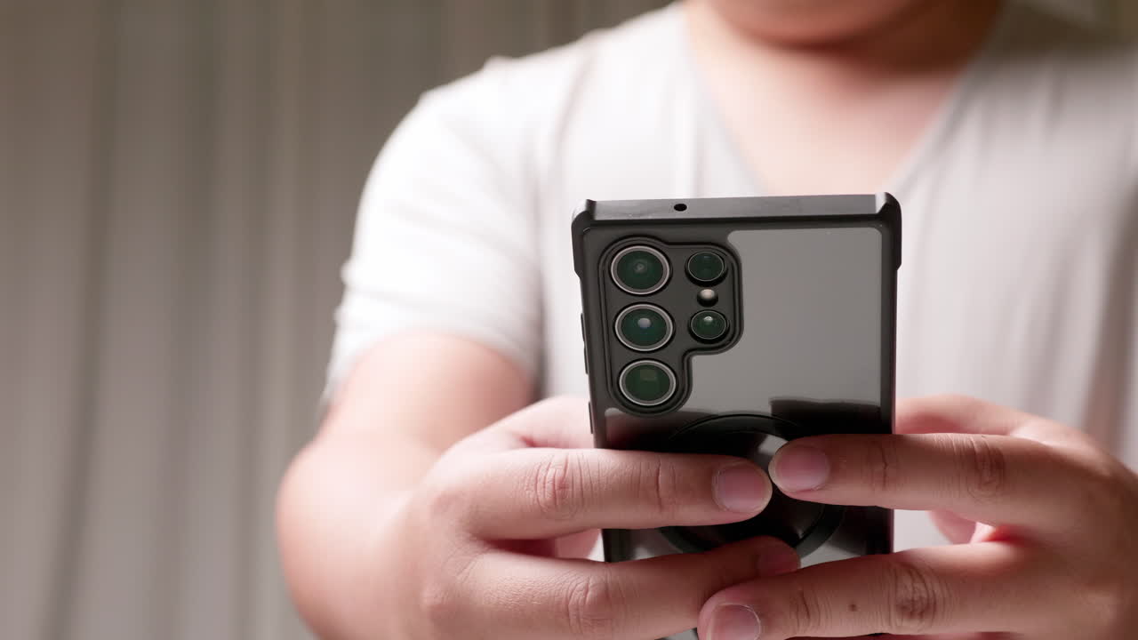 드폰을 사용하는 남자 사무실 직원, 클로즈업