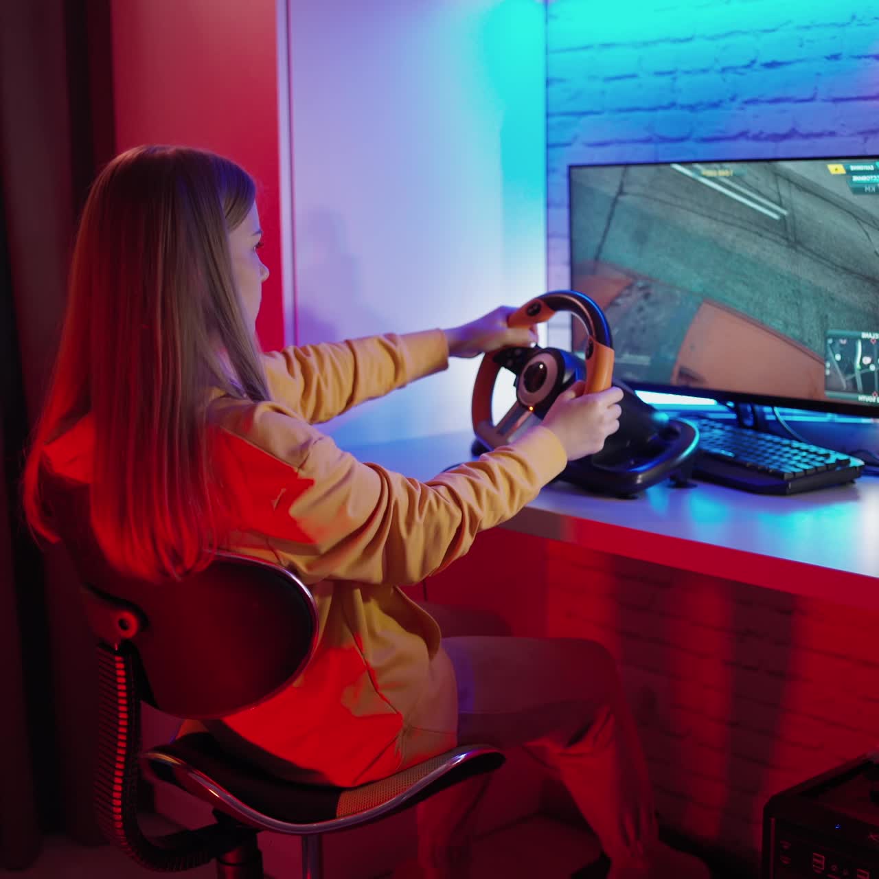 Donna attraente che gioca ai videogiochi.