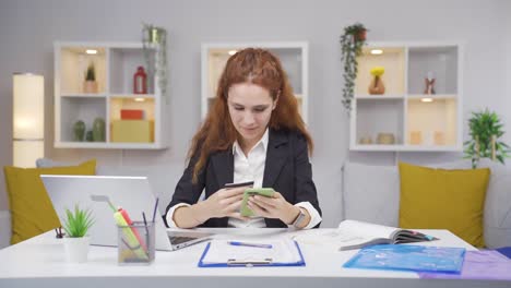 trabajadora de oficina en casa, mujer de compras por teléfono.